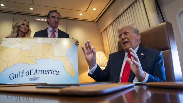 Trump mit einer Karte mit der Aufschrift "Golf von Amerika"