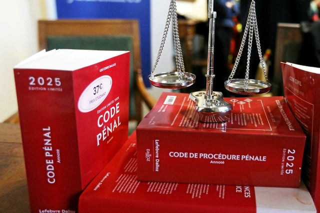 Le garde des Sceaux, Gérald Darmanin, souhaite la mise en place d'une « condamnation minimum systématique une fois la culpabilité du délinquant reconnue ». 
