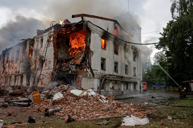 Firefighters work at the site of a building hit by a Russian drone strike, amid Russia's attack on Ukraine, in Kharkiv, Ukraine June 7, 2025. REUTERS/Sofiia Gatilova     TPX IMAGES OF THE DAY