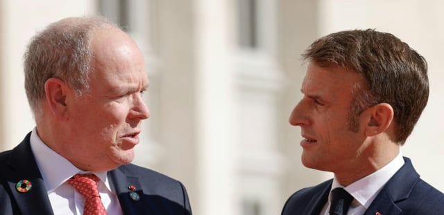 AFP - Le président français Emmanuel Macron (d.) salue le prince Albert II de Monaco à son arrivée au château de Villers-Cotterets, dans le nord-est de la France, le 4 octobre 2024