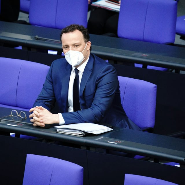 Jens Spahn sitzt mit Corona-Schutzmaske im Bundestag.