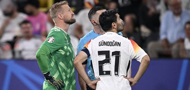 Schiedsrichter Michael Oliver holte die beiden Kapitäne Ilkay Gündogan und Dänemarks Kasper Schmeichel zu sich, um auf den  SEK-Einsatz unter dem Dach des Stadions hinzuweisen