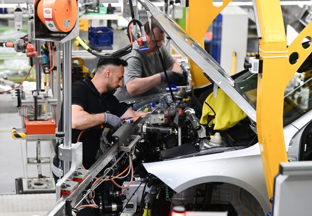 Mercedes-Benz PKW werden im Werk Rastatt gefertigt. Im Werk Rastatt werden die A- und B-Klasse, der kompakte SUV GLA, der vollelektrische EQA und der neue CLA gebaut.