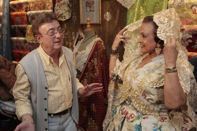 Enrique Marzal, vistiendo de valenciana a Carmen Sevilla, en una imagen restrospectiva