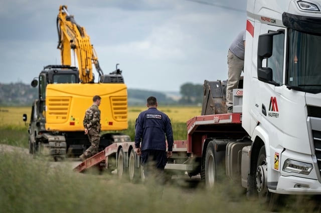 Des fouilles à Rouvray (Yonne), le 26 mai 2025, dans le "cimetière" du tueur en série Émile Louis