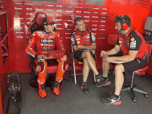 Marc Márquez, hoy, con su ingeniero y telemétrico, en el taller de Ducati.