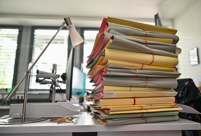 Ein Stapel Akten auf einem Schreibtisch (Symbolbild)