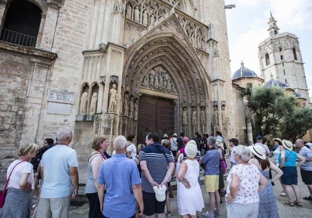 Imagen de archivo de turistas frente a la Catedral de Valencia