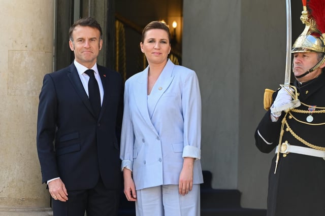 Emmanuel Macron a annoncé ce samedi 7 juin 2025 qu’il se rendrait le 15 juin au Danemark pour marquer son soutien au Groenland, convoité par Donald Trump. Il rencontrera notamment la première ministre Mette Frederiksen, ici à l’Élysée le 26 mars 2025 à l’occasion d’une réunion pour la paix et la sécurité de l’Ukraine.