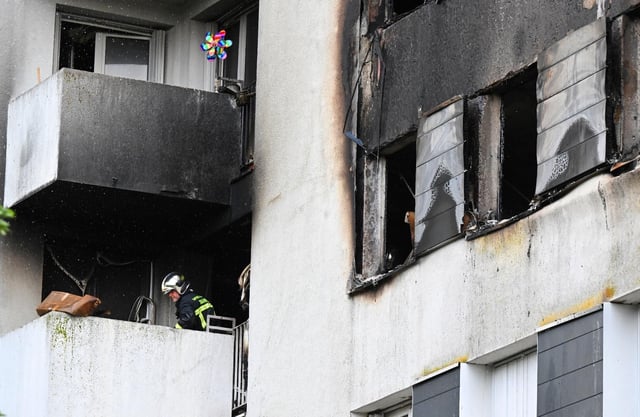 Un pompier sécurise un immeuble d’habitation où un incendie s’est déclaré pendant la nuit, le 6 juin 2025 à Reims, dans la Marne.