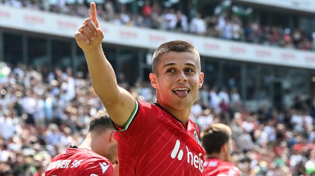 Nicolo Tresoldi von Hannover 96 bejubelt ein Tor