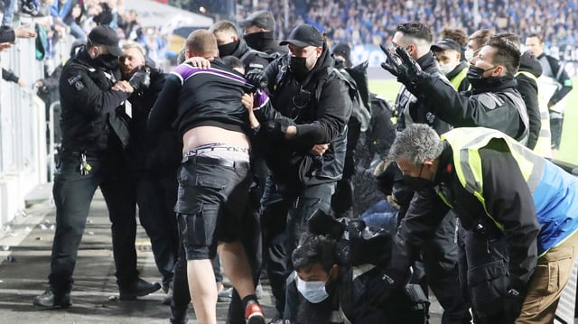 Enttäuschung bei Aue-Fans und Tumulte mit Sicherheitskräften am 30.04.2022
