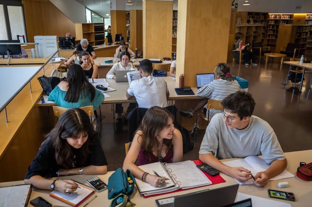 Alumnos de Bachillerato preparan la selectividad en la Biblioteca Jaume Fuster de Barcelona. AUTOR: JORDI OTIX