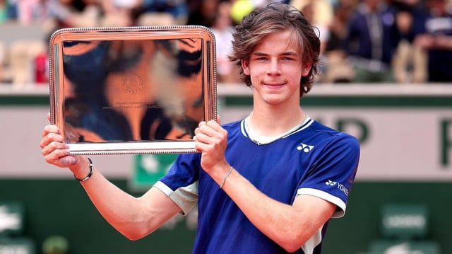 Niels McDonald mit der Trophäe für den Junioren-Champion der French Open