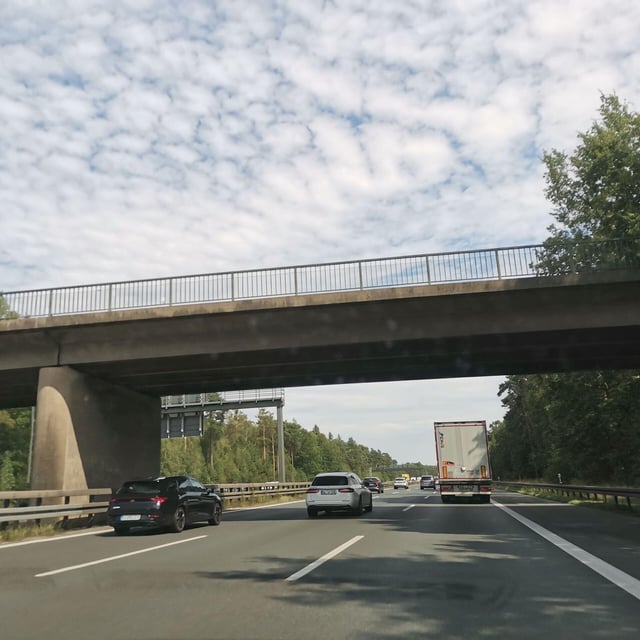 "Münzwurf" der anderen Art - Unbekannte beschädigen Autos auf A3