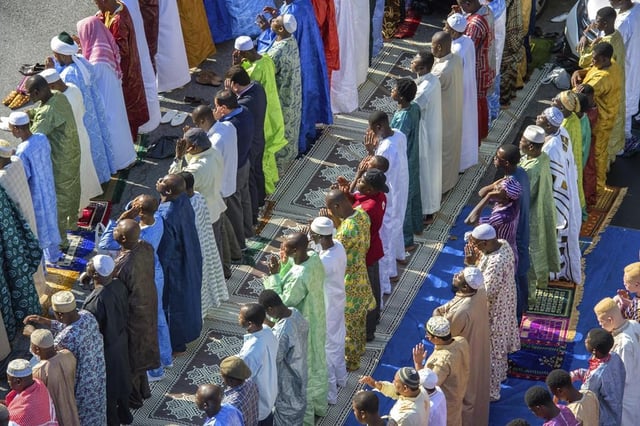 Photo of Muslims united in prayer. (AP Photo/Bryan R. Smith, File)
