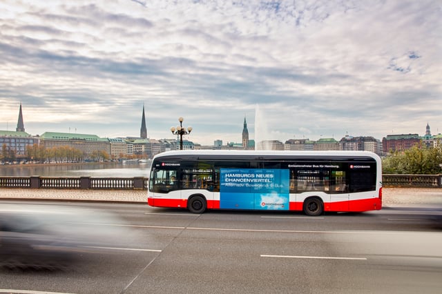 Ein E-Bus der Hochbahn auf der Lombardsbrücke. (Symbolbild)