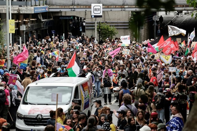 Des participants à la cinquième "marche des fiertés des banlieues", le 7 juin 2025 à La Courneuve, en Seine-Saint-Denis