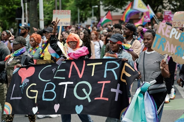 Des participants à la cinquième "marche des fiertés des banlieues", le 7 juin 2025 à La Courneuve, en Seine-Saint-Denis