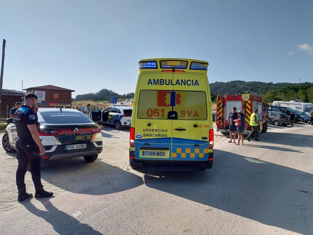 Los servicios de emergencia en el operativo del rescate de la mujer en la playa de Nerga, en Cangas.