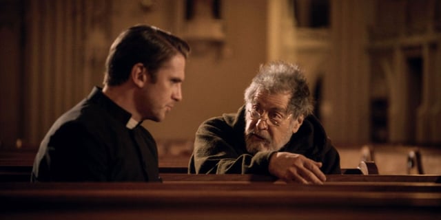 Joseph Steiger (Dan Stevens) talking with Theophilus Riesinger (Al Pacino) in 'The Ritual'