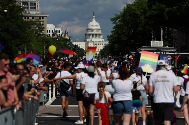 Des gens assistent à la parade WorldPride, près du Capitole des États-Unis, à Washington, D.C., États-Unis, le 7 juin 2025.