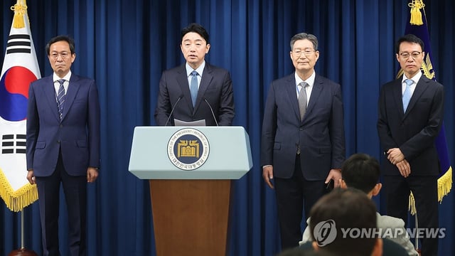 Presidential chief of staff Kang Hoon-sik (2nd from L) announces the appointments of (from L to R) former four-term Democratic Party lawmaker Woo Sang-ho, former ranking prosecutor Oh Kwang-soo and former JTBC CEO Lee Kyu-youn, as the presidential secretaries for political affairs, civil affairs and public relations, respectively, at the presidential office in Yongsan on June 8, 2025. (Yonhap) 