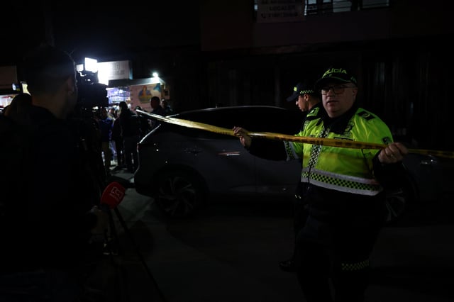 Des policiers gardent la zone où le sénateur colombien Miguel Uribe Turbay a été visé par des coups de feu, à Bogota, en Colombie, le 7 juin 2025.