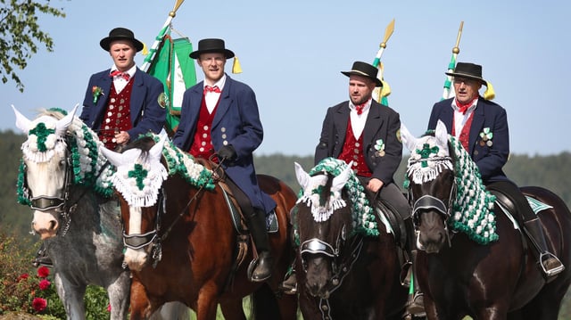 Teilnehmer des Kötztinger Pfingstritts reiten mit ihren Pferden auf einer Straße. (Archivbild: 29.05.2023)