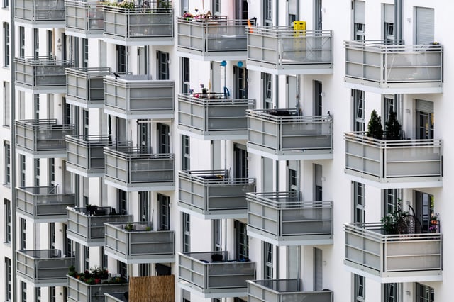 Ein Mehrfamilienhaus mit zahlreichen Balkonen ist am 04.06.2025 in München (Bayern) zu sehen.