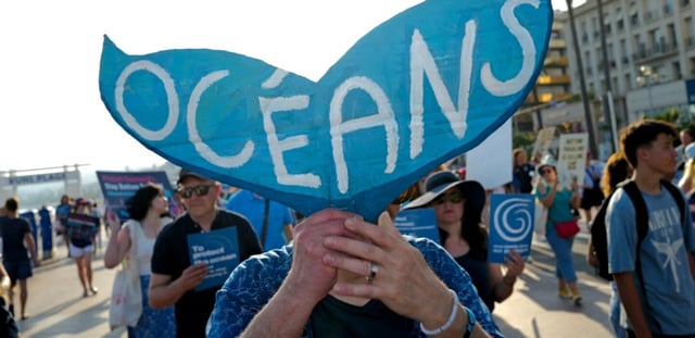 Un manifestant participe à la Marche Bleue sur la Promenade des Anglais avant la Conférence des Nations unies sur les océans, dans la ville de Nice, sur la Côte d'Azur, le 7 juin 2025