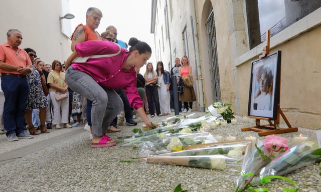 Ce 6 juin, plusieurs centaines de personnes se sont rassemblées à Dax pour rendre hommage à l'adolescent mortellement poignardé.rassemblement en hommage � Beno�t jeune homme de 17 ans, tu� de coups de couteau � Dax
 (MaxPPP TagID: maxnewsspecialtwo240538.jpg) [Photo via MaxPPP]