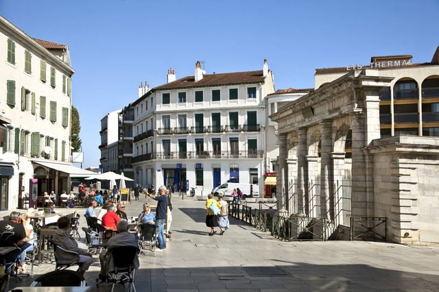 Place de la Fontaine-Chaude dans le centre historique de la ville de Dax, dans les Landes.