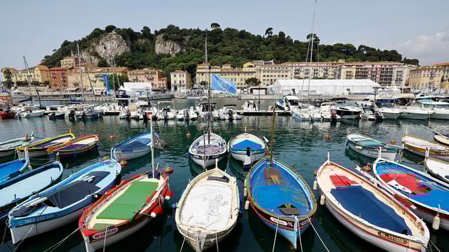 Fischerboote liegen im Hafen von Nizza, auf einem der Boote weht eine Flagge der Vereinten Nationen.