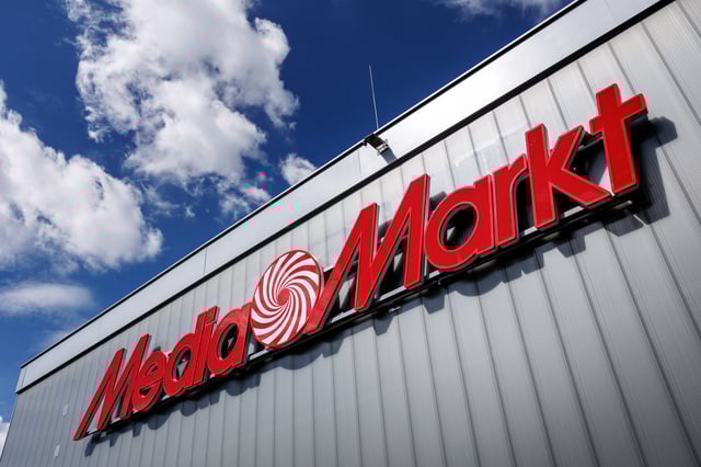 Der Schriftzug Mediamarkt ist am 30.05.2025 an der Fassade einer Filiale der Kette MediaMarktSaturn in München (Bayern) zu sehen. Die MediaMarktSaturn Retail Group GmbH (vormals Media-Saturn-Holding GmbH) ist Betreiber der größten Elektronik-Fachmarktkette in Europa. Das Unternehmen fasst die ehemals eigenständigen Elektrohandelsketten MediaMarkt und Saturn zusammen.