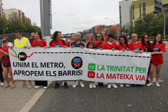 Vecinos de la Trinitat cortando la avenida Meridiana este domingo, en Barcelona, para reclamar la unión de las dos paradas del metro de la zona.