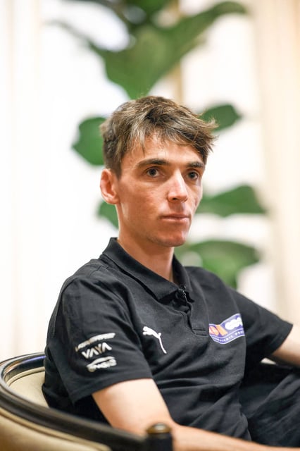 Romain Bardet, coureur de l'équipe DSM-Firmenich PostNL, lors d'une conférence de presse à Moulins, le 7 juin 2025, à la veille de la 77e édition du Critérium du Dauphiné.