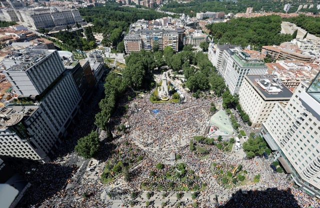 Rassemblement lors d'une manifestation convoquée par le parti d'opposition de droite espagnol Parti Populaire (PP) pour protester contre le gouvernement, sur la place d'Espagne à Madrid, le 8 juin 2025