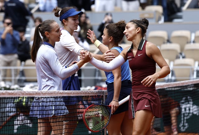 Tennis - French Open - Roland Garros, Paris, France - June 8, 2025   Italy's Jasmine Paolini and Sara Errani shakes hands with Serbia's Aleksandra Krunic and Kazakhstan's Anna Danilina after winning their women's doubles final match REUTERS/Stephanie Lecocq