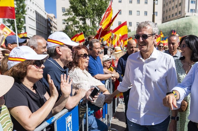Alfonso Rueda saludando a simpatizantes esta mañana en la concentración en Madrid.
