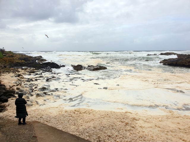 Play de Fedorento, en A Guarda, durante un día de fuerte temporal.