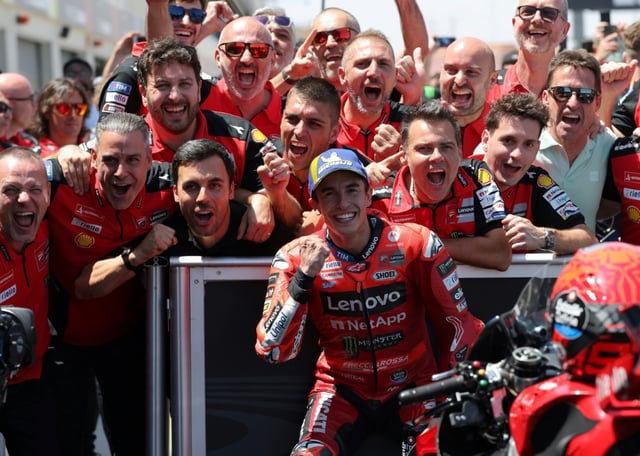 Marc Marquez entouré de son équipe Ducati-Lenovo après avoir remporté le GP d'Aragon le 8 juin 2025 sur le circuit de Motorland en Espagne
