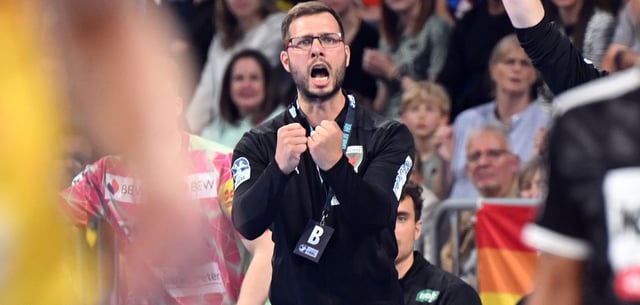 Berlins Trainer Jaron Siewert während des Spiels in Mannheim