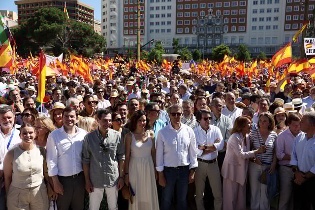 Alberto Nunez Feijoo, le leader du Parti Populaire pose lors d’une manifestation contre le gouvernement, à Madrid, le 8 juin.