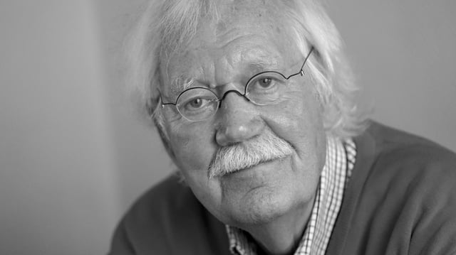Der langjährige NDR Moderator Carlo von Tiedemann sitzt in seinem Lieblingscafe "Funk-Eck" in Hamburg-Rothenbaum.