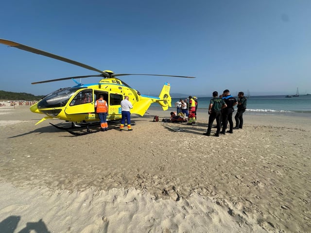 El helicóptero del 061, esta tarde en la playa de Barra, para evacuar a un hombre que sufrió un síncope.