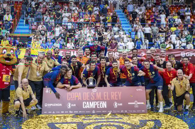 Los jugadores y el cuerpo técnico del Barça celebran su victoria en la final de la Copa del Rey de balonmano, este domingo en el polideportivo Artaleku de Irun (Gipuzkoa).