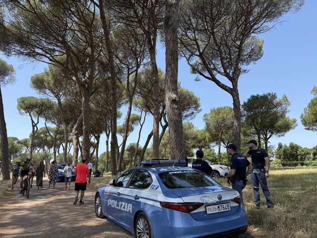 Die Polizei ermittelt im Stadtpark Villa Doria Pamphili, nachdem dort zwei Leichen gefunden wurden.