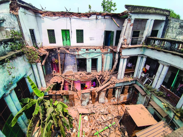 Bowbazar building collapse kills one, injures four