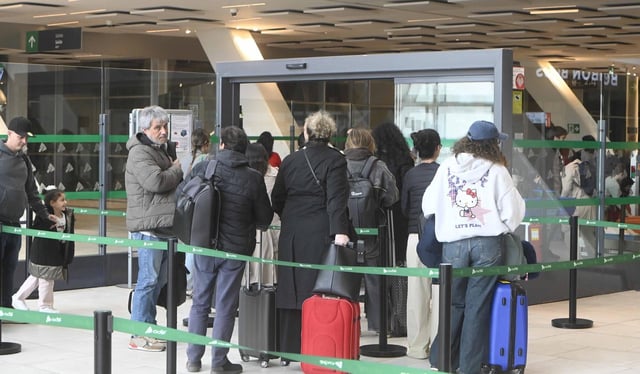 Control de seguridad en la estación de Vigo-Guixar antes de acceder al tren